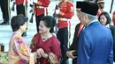 Presiden Joko Widodo atau Jokowi (dua kanan) dan Ibu Negara Iriana Jokowi (dua kiri) menyambut PM Malaysia Mahathir Mohamad (kanan) beserta istri, Siti Hasmah (kiri) di Istana Bogor, Jawa Barat, Jumat (29/6). (Liputan6.com/Pool/Biro Pers Setpress)