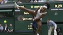 Petenis putri AS, Serena Williams, berusaha mengembalikan bola pukulan petenis Belarus, Victoria Azarenka dalam pertandingan Turnamen Tenis Wimbledon yang berlangsung di London, Inggris, (7/7/2015). (AP Photo/Pavel Golovkin)