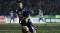 Kapten tim Arema, Dendi Santoso mengaku pemain Singo Edan kelelahan di pengujung laga saat melawan Persela (20/1/2018). (Bola.com/Iwan Setiawan)
