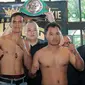 Petinju Indonesia, Ilham Leoisa (2kiri) dan petinju Thailand, Paiboon Lorkham (2kanan) saat melakukan timbang badan di Leon Restourant, Wijaya, Jakarta (09/3/2018). Ilham dan Paiboon turun pada kelas Super-Lightweight. (Bola.com/Nick Hanoatubun).