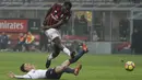 Gelandang AC Milan, Franck Kessie, melepaskan tendangan ke gawang Crotone pada laga Serie A di Stadion San Siro, Milan, Sabtu (6/1/2018). AC Milan menang 1-0 atas Crotone. (AP/Luca Bruno)