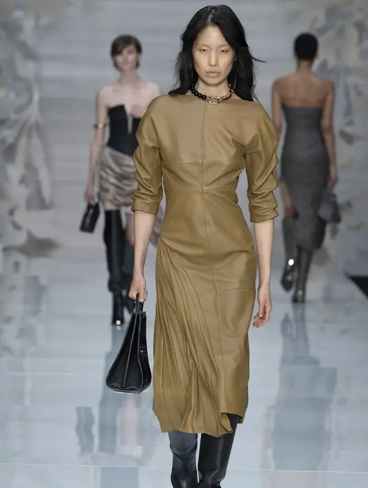 Highlightnya adalah Cybill Bag Honeysuckle, edisi khusus dari Cybill Bag Strecth, muncul dalam versi medium dan mini dengan warna 'Pearl' dan 'Luxe Blue.' Pola bunga diaplikasikan pada bahan kulit dengan teknik digital print. [Foto: Document/AIGNER]