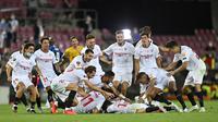 Pemain Sevilla merayakan kemenangan atas Inter Milan pada final Liga Europa 2019/2020 di Stadion RheinEenergie, Sabtu (22/8/2020) dini hari WIB. Sevilla menang 3-2 atas Inter Milan. (AFP/Martin Meissner/pool)