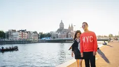 Mengenang 13 tahun bersama dalam mahligai rumah tangaa pada tahun 2017. Joe Taslim dan Julia Taslim adalah pasangan selebriti yang tak banyak gosip namun miliki prestasi Internasional. Julia kerap ikut Joe untuk acara film-filmnya. (Liputan6.com/IG/julietaslim)