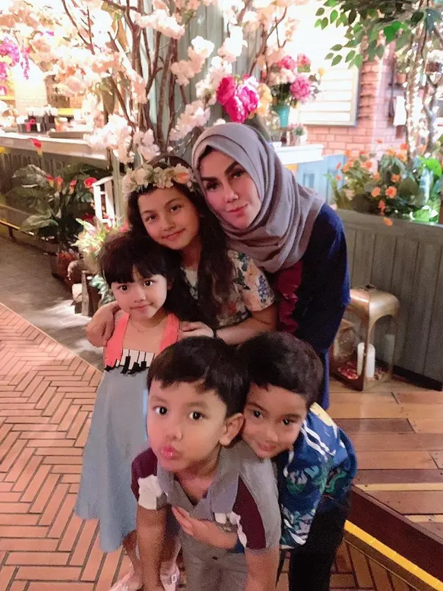 Penuh Kasih Sayang Ini 7 Potret Kebersamaan Amy Qanita dan Cucunya