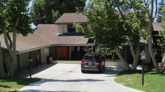 Rumah Chester Bennington yang terletak di Palos Verdes Estates, Los Angeles. (Mirror / BACKGRID)
