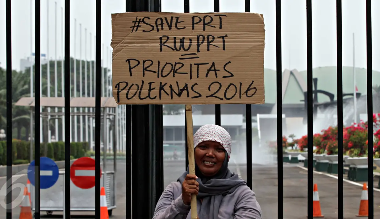 Massa yang tergabung dalam Jaringan Nasional Advokasi Pekerja Rumah Tangga (Jala PRT) melakukan unjuk rasa di depan Gedung DPR, Jakarta, Rabu (7/10). Mereka mendesak DPR dan pemerintah mengesahkan UU Perlindungan PRT. (Liputan6.com/Immanuel Antonius)