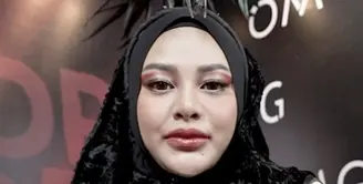 Aurel Hermansyah jadi salah satu pengisi acara untuk sesi Artwear Carnival bersama brand OMG. Aurel pun panen pujian. Aurel mengenakan baju hitam dengan paduan material beludru disertai headpiece bulu yang menambah keunikan gaya. [Foto: Instagram/ Aurel]