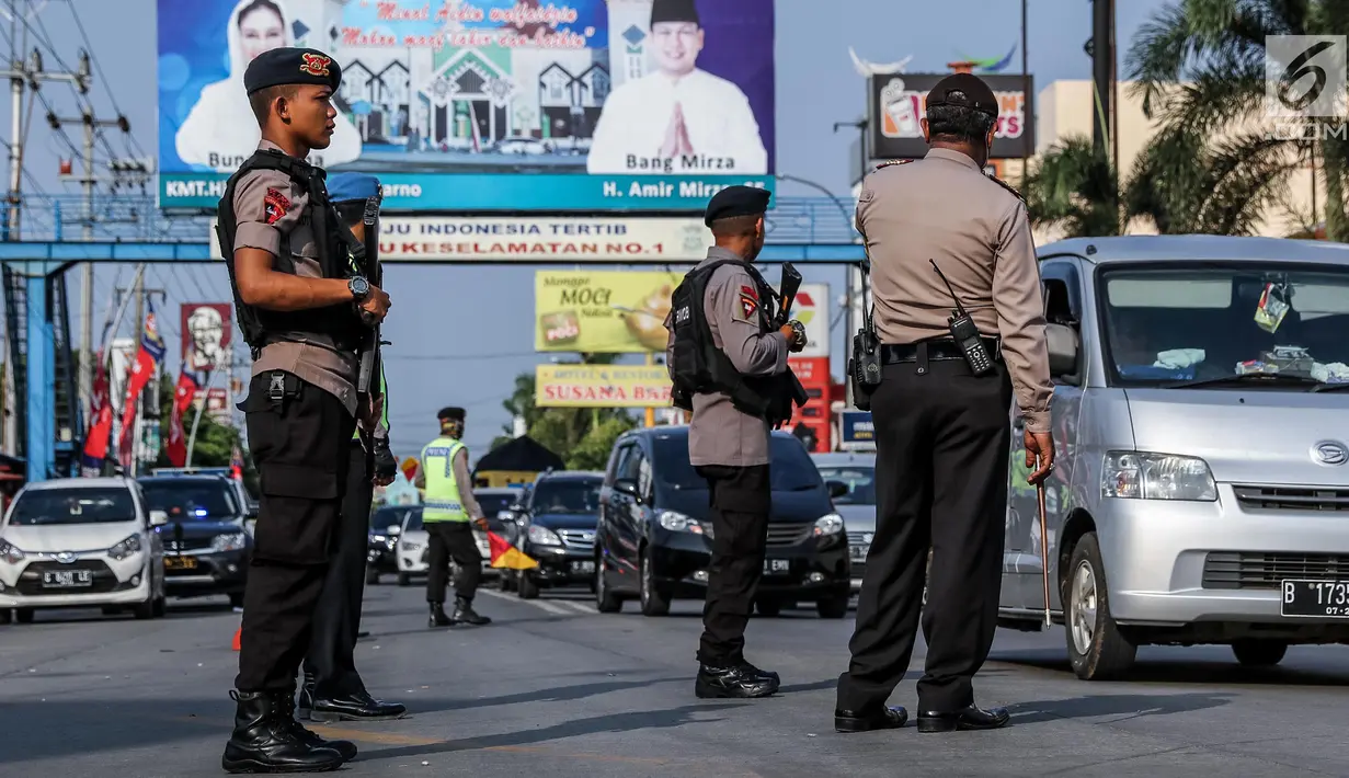Penempatan pasukan Brimob bersenjata lengkap di jalur arus balik pemudik, untuk mencegah arus lalu lintas dari aksi kriminalitas selama arus balik Lebaran, Jawa Tengah, Jumat (30/6). (Liputan6.com/Faizal Fanani)