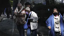 Para lansia menunggu untuk menerima vaksin COVID-19 AstraZeneca di daerah Magdalena Contreras di Mexico City, Senin (15/2/2021). Meksiko pada Senin, 15 Februari 2021, mulai melakukan vaksinasi massal Covid-19 pada jutaan warga lanjut usia. (AP/Marco Ugarte)