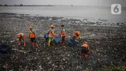 Puluhan pekerja telah dikerahkan untuk membersihkan pantai dari sampah plastik yang terbawa arus sungai dan hanyut ke pantai dari laut.(Liputan6.com/Faizal Fanani)