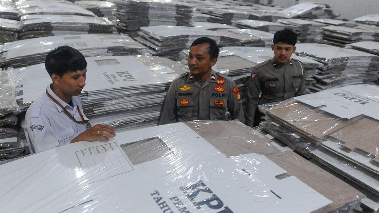Petugas Komisi Pemilihan Umum  (KPU) Kota Tengerang Selatan  bersama anggota kepolisian dari Polres Tangerang Selatan mengecek kondisi kotak suara di gudang logistik KPU Kota Tangerang Selatan, Banten, Kamis (7/12/2023).