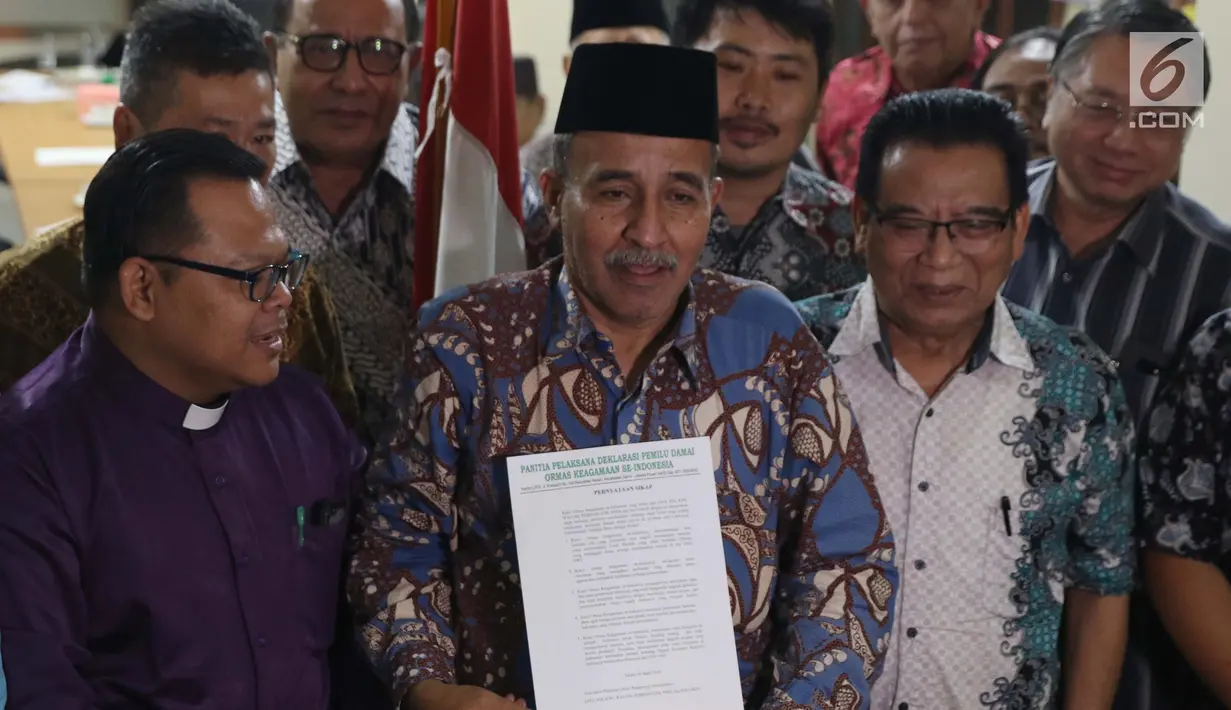 Perwakilan Ormas Keagamaan se-Indonesia menunjukkan surat pernyataan sikap terkait insiden terhadap umat islam di Selandia Baru, Jakarta, Sabtu (16/3). Mereka mengecam keras tindakan terorisme di Selandia Baru. (Liputan6.com/Helmi Fithriansyah)