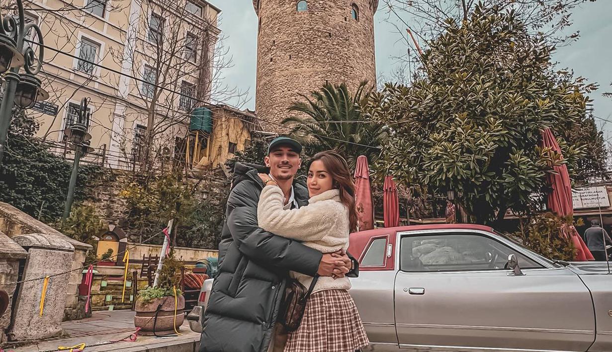 Jessica Iskandar dan Vincent Verhaag menjalani liburan di Turki bersama buah hati. Menikmati momen kebersamaan sambil liburan, keduanya banyak abadikan momen mesra. Menikmati momen liburan awal tahun, pasangan ini pun terlihat sangat bahagia. (Liputan6.com/IG@inijedar)