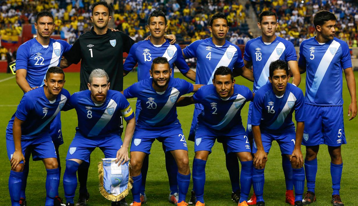 Foto Ilustrasi Timnas Guatemala saat akan menghadapi Ekuador di pertandingan persahabatan. FIFA memberikan sanksi bagi Guatemala pada Oktober 2016 setelah komite transisi yang dibentuk tidak diakui petinggi Federasi Sepak Bola Guatemala. Pembentukan itu dianggap melanggar peraturan badan pengatur negara. Hukuman itu dicabut pada Juni 2018. (AFP/Jim Young)