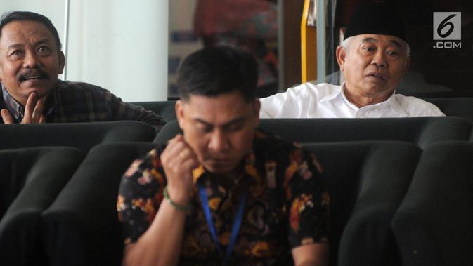 Tokoh PPP Jawa Timur Asep Saifuddin Chalim (kanan) berada di ruang tunggu sebelum menjalani pemeriksaan di Gedung KPK, Jakarta, Senin (25/3). Kiai Asep diperiksa sebagai saksi untuk tersangka Romahurmuziy dalam kasus dugaan suap pengisian jabatan di Kementerian Agama. (merdeka.com/Dwi Narwoko