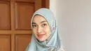 Sebagai pengguna hijab, Tika Bravani kerap tampil dengan gaya hijab super simple [@tikabravani]