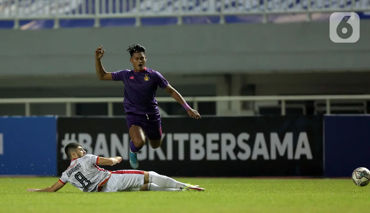 Pemain Borneo FC, Nuriddin Davronov (bawah) berusaha menghalangi laju dari pemain Persik Kediri,  Septian Satria Bagaskara (atas) dalam pertandingan BRI Liga 1 2021/2022 di Stadion Pakansari, Bogor, Jumat (10/9/2021). Persik Kediri menang tipis atas Borneo FC 1-0. (Bola.com/Ikhwan Yanuar)