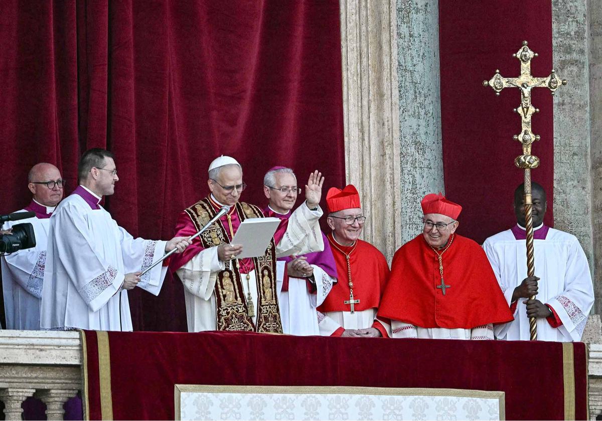 FOTO: Asap Putih Muncul di Kapel Sistina, Robert Prevost Terpilih Jadi Paus Leo XIV