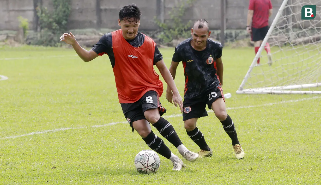 Meski serius dalam menjalani sesi latihan namun keduanya beberapa kali juga tertawa bersama termasuk saat momen perebutan bola. (Bola.com/M iqbal Ichsan)