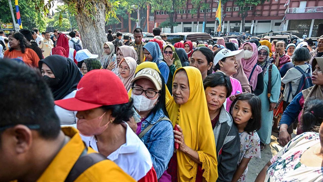 FOTO: Antrean Panjang di Surabaya, 10 Ton Beras Murah Ludes Diserbu Warga