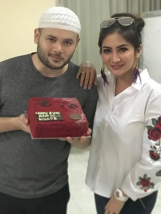 Pemeran dalam sinetron Malaikat Kecil Dari India itu mendapatkan kejutan ulang tahun dari teman-temannya. Terlihat dari deretan yang hadir adalah artis Natalie Sarah. (Instagram/natalie_sarahs)