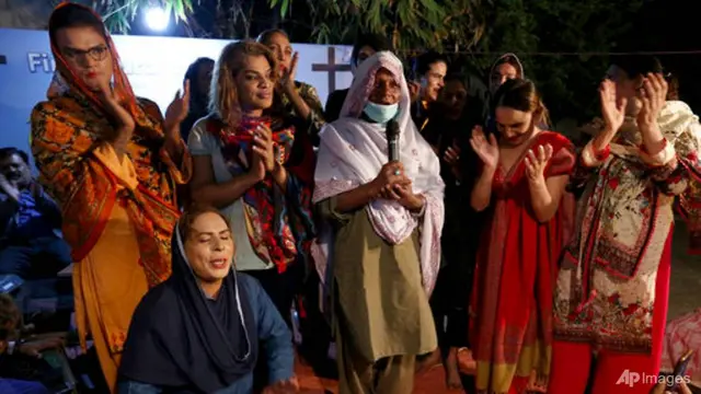 Orang-orang transgender menghadiri kebaktian di gereja pertama Pakistan untuk umat transgender, di Karachi, pada hari Jumat, 13 November 2020. (Foto: AP / Fareed Khan)
