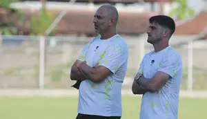 Pelatih kepala PSBS Biak di BRI Liga 1 2024/2025, Juan Esnaider. Di sampingnya ada Robertino Pugliara yang menjadi asisten pelatih. (Dok. PSBS Biak)