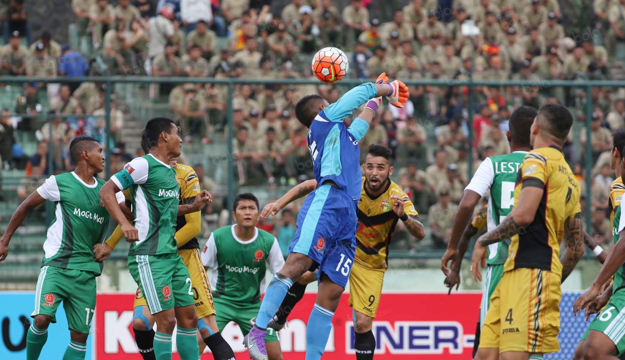 Aksi kiper PS TNI, Teguh Amiruddin, menghalau bola dari pemain Mitra Kukar pada laga Torabika Soccer Championship 2016 presented by IM3 Ooredoo di Stadion Siliwangi, Bandung, Sabtu (14/5/2016). Mitra Kukar menang 4-1. (Bola.com/Nicklas Hanoatubun)