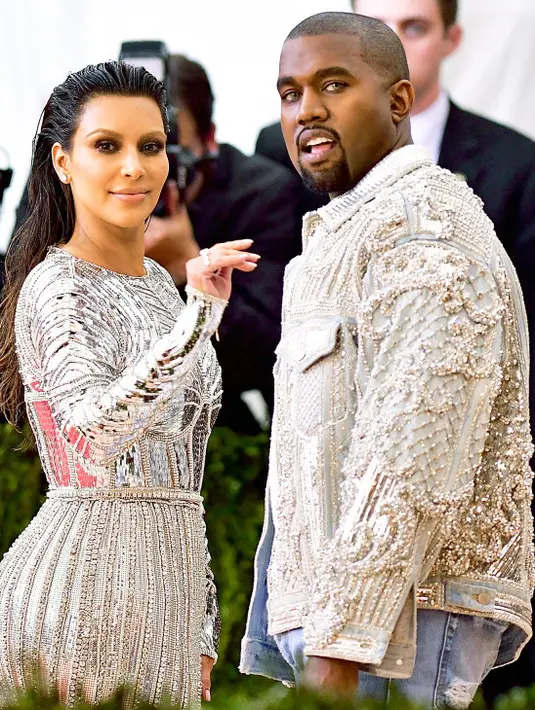 Kim Kardashian dan Kanye West kompak banget di Met Gala 2016! (James Devaney/GC Images/USWeekly)