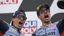 Pembalap Gresini Racing, Marc Marquez (kiri) dan Alex Marquez merayakan kemenangan di atas podium MotoGP Jerman 2024 yang berlangsung di Sirkuit Sachsenring, Jerman, Minggu (07/07/2024) waktu setempat. (AP Photo/Robert Michael)