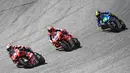 Para pembalap saat beraksi pada MotoGP Austria di Sirkuit Red Bull Ring, Minggu (16/8/2020). Dovizioso finis pertama dengan catatan waktu 28 menit 20,853 detik. (AFP/Joe Klamar)