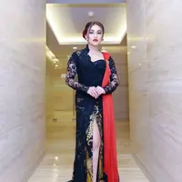 Kebaya hitam berpayet dengan selendang merah pun membuat Ayu tampak anggun. Ditambah kain batik model slit yang membuatnya tampak jenjang.  [@ayutingting92]