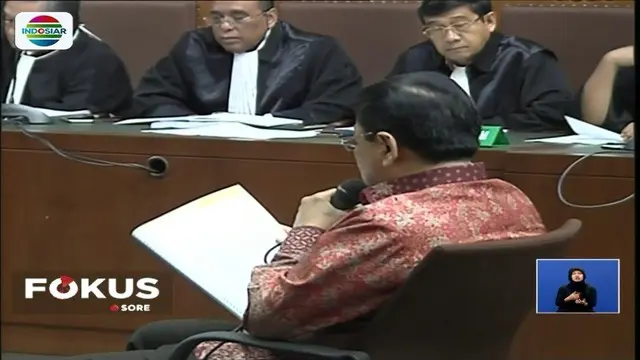 Terdakwa Setya Novanto menitikkan air mata saat membacakan pembelaan atau pleidoi di hadapan Majelis Hakim Tindak Pidana Korupsi, pada sidang korupsi KTP elektronik.