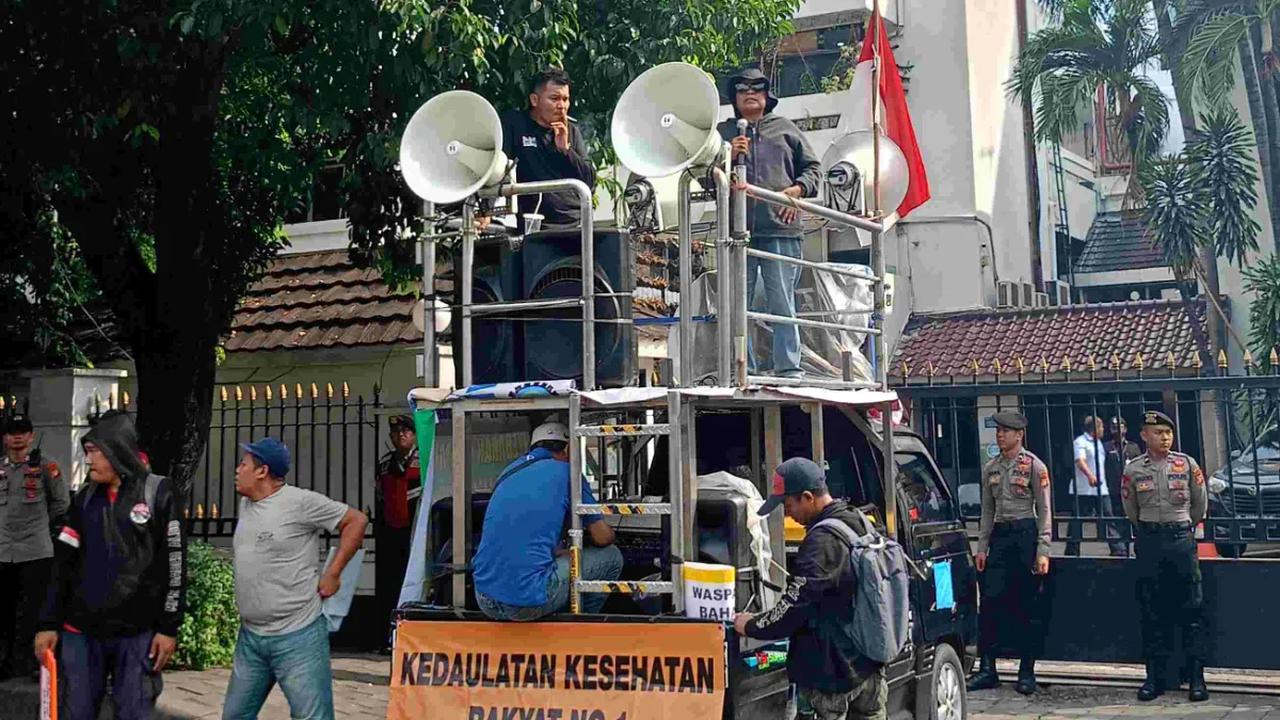 Dari atas mobil bak, Mirah Sumirat bersama dengan dua rekan lainnya menggaungkan tuntutan mereka untuk membatalkan penyebaran nyamuk Wolbachia.