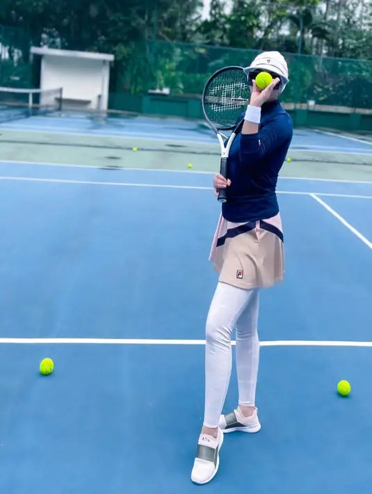 Bukan harga yang murah tentu untuk sebuah raket set. Tapi barang yang sama terlihat juga dibawa oleh Syahrini. Syahrini baru-baru ini juga sering mengunggah konten dirinya berolahraga. Foto: Instagram.