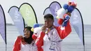 Atlet modern pentathlon, Muhammad Taufik dan Dea Salsabila, berpose usai meraih medali pada nomor beach triathle individual SEA Games 2019 di Subic, Jumat (6/12). Taufik meraih perunggu dan Dea meraih emas. (Bola.com/M Iqbal Ichsan)