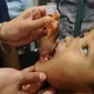 Petugas memberikan vaksin polio tetes kepada siswa kelas satu SDN Srengseng Sawah 12 Pagi di RPTRA (Ruang Publik Terpadu Ramah Anak) Shibi, Srengseng Sawah, Jakarta, Selasa (23/7/2024). (merdeka.com/Arie Basuki)