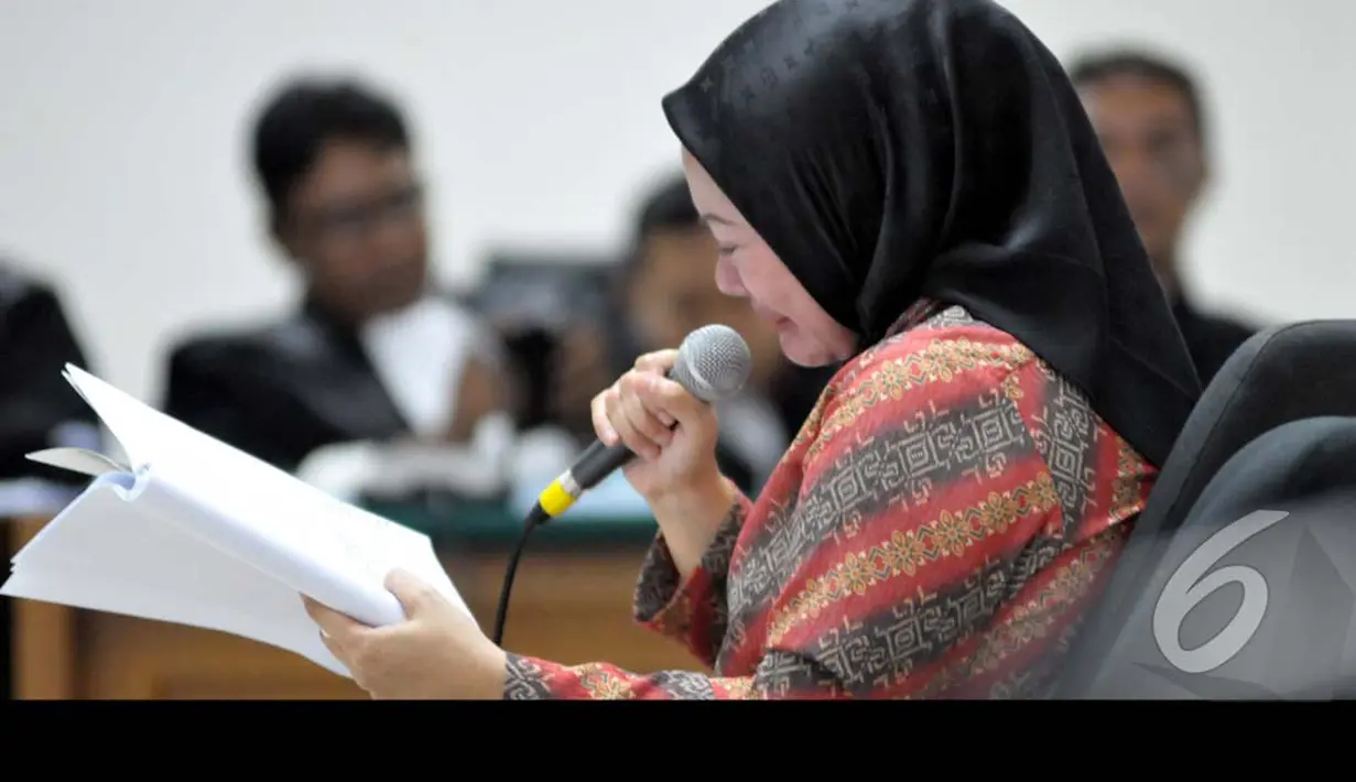 Atut tak kuasa menahan air matanya, saat membacakan nasib anaknya yang ikut kena dampak dalam kasus yang dituduhkan KPK pada dirinya, Pengadilan Tipikor Jakarta, Kamis (21/8/2014) (Liputan6.com/Panji Diksana)