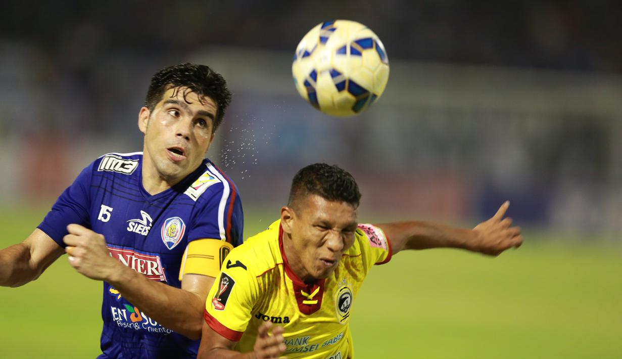 Pemain Sriwijaya FC Musafri (kanan) berebut bola dengan pemain Arema Cronus Fabiano pada laga semifinal Piala Presiden di Stadion Manahan, Solo, Minggu (11/10/2015). Sriwijaya menang 2-1. (Bola.com/Nicklas Hanoatubun).