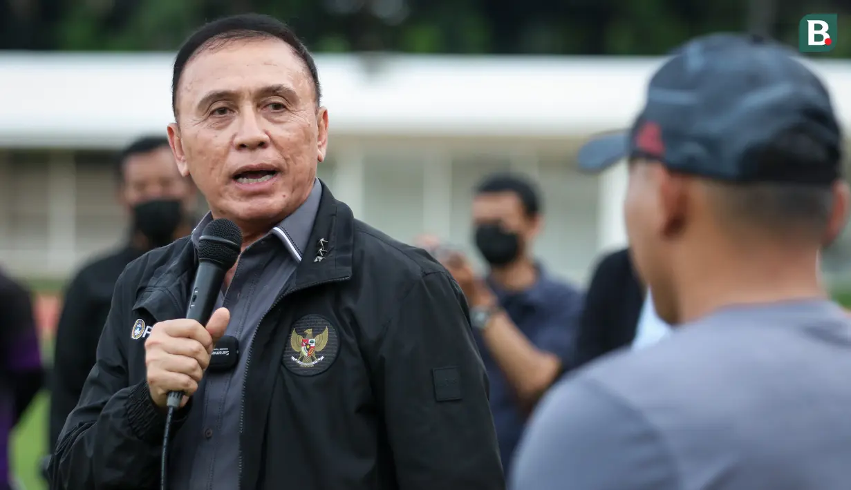 Ketua Umum PSSI, Mochamad Iriawan (kiri) bercengkrama dengan Pelatih Kepala Timnas Wanita Indonesia, Rudy Eka Priyambada usai laga uji coba Timnas Wanita Indonesia melawan Tim Putri Persib Bandung di Stadion Madya, Jakarta, Kamis (13/01/2022). (Bola.com/Bagaskara Lazuardi)