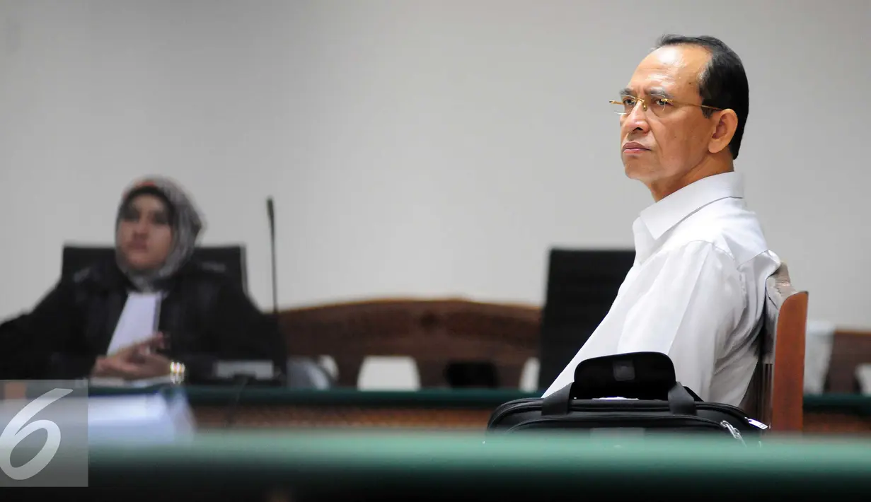 Terdakwa Mantan Menteri Agama Suryadharma Ali menjalani sidang pembacaan putusan sela di Pengadilan Tipikor, Jakarta, Senin (21/9/2015). Majelis Hakim menolak nota keberatan dugaan korupsi dalam penyelenggaraan ibadah haji. (Liputan6.com/Helmi Afandi)