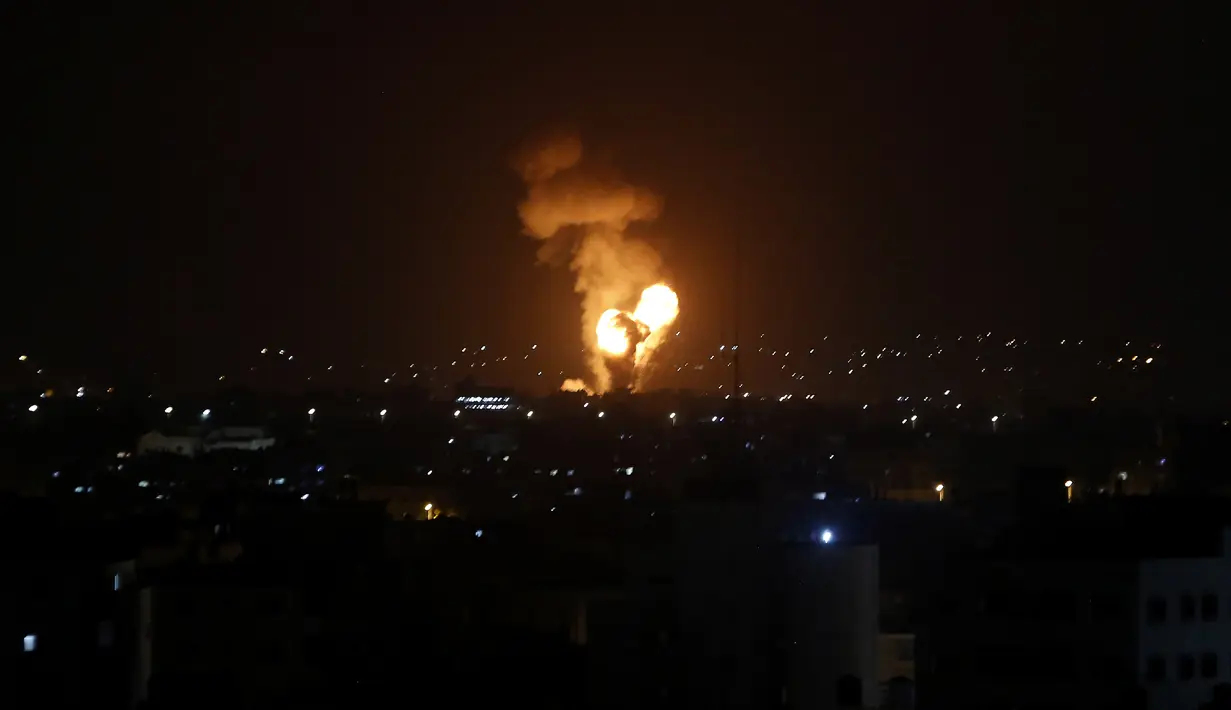 Ledakan yang disebabkan oleh serangan udara Israel terlihat di Kota Gaza, Senin (10/5/2021). Beberapa orang yang tewas dalam serangan udara Israel adalah anak-anak. (AP Photo/Adel Hana)