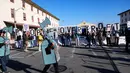 Pengunjuk rasa membawa poster bertuliskan “People Over AI” saat menggelar aksi di luar konferensi OpenAI DevDay 2026 di Fort Mason, San Francisco, Amerika Serikat, Selasa (29/9/2026). (AP Photo/Jeff Chiu)