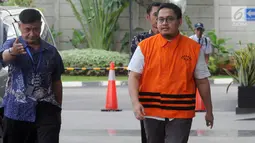 Pengacara Arif Fitrawan (rompi oranye) tiba untuk menjalani pemeriksaan di gedung KPK, Jakarta, Rabu (12/12). Arif Fitrawan diperiksa sebagai tersangka dugaan suap penanganan perkara di Pengadilan Negeri Jakarta Selatan. (Merdeka.com/Dwi Narwoko)