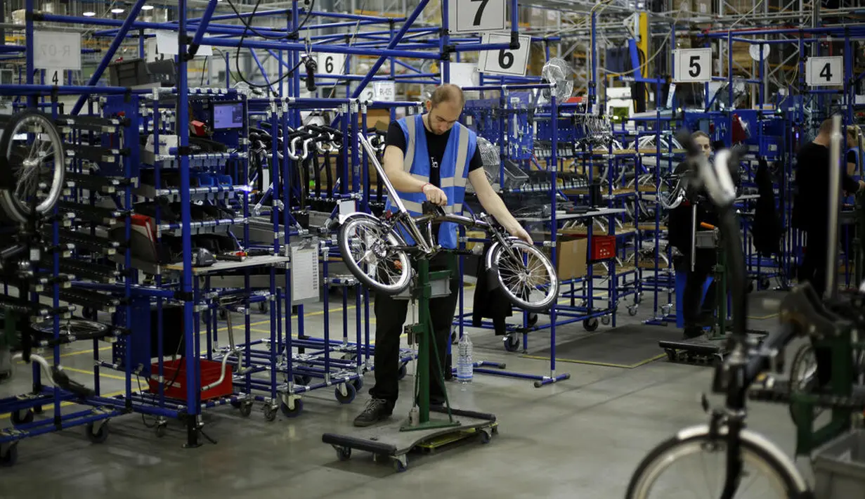 Pekerja merakit sepeda lipat Brompton di pabrik Brompton di London, Inggris, 24 November 2020. Nasib industri sepeda Brompton semakin tidak menentu di tengah ketidakpastian Brexit, persaingan baru yang tak terduga dari China, dan pandemi COVID-19. (AP Photo/Matt Dunham)