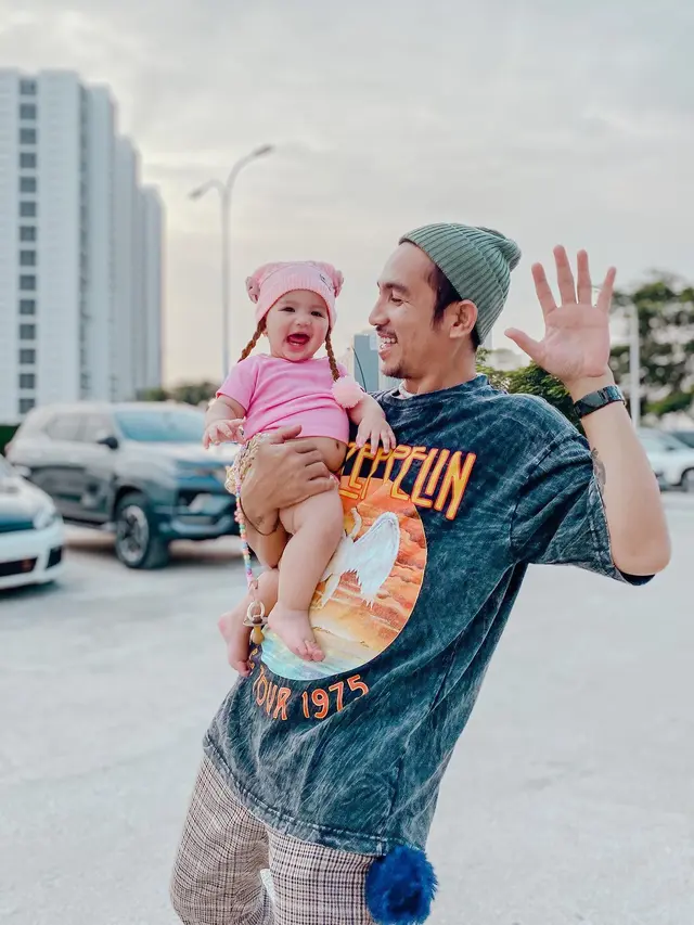 7 Potret Komo Ricky dan Istri Jalani Ramadhan Bersama Buah Hati