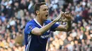 Pemain Chelsea, Nemanja Matic saat merayakan gol pada laga Piala FA melawan Tottenham di  Wembley stadium, London, (22/4/2017).  (EPA/Facundo Arrizabalaga)