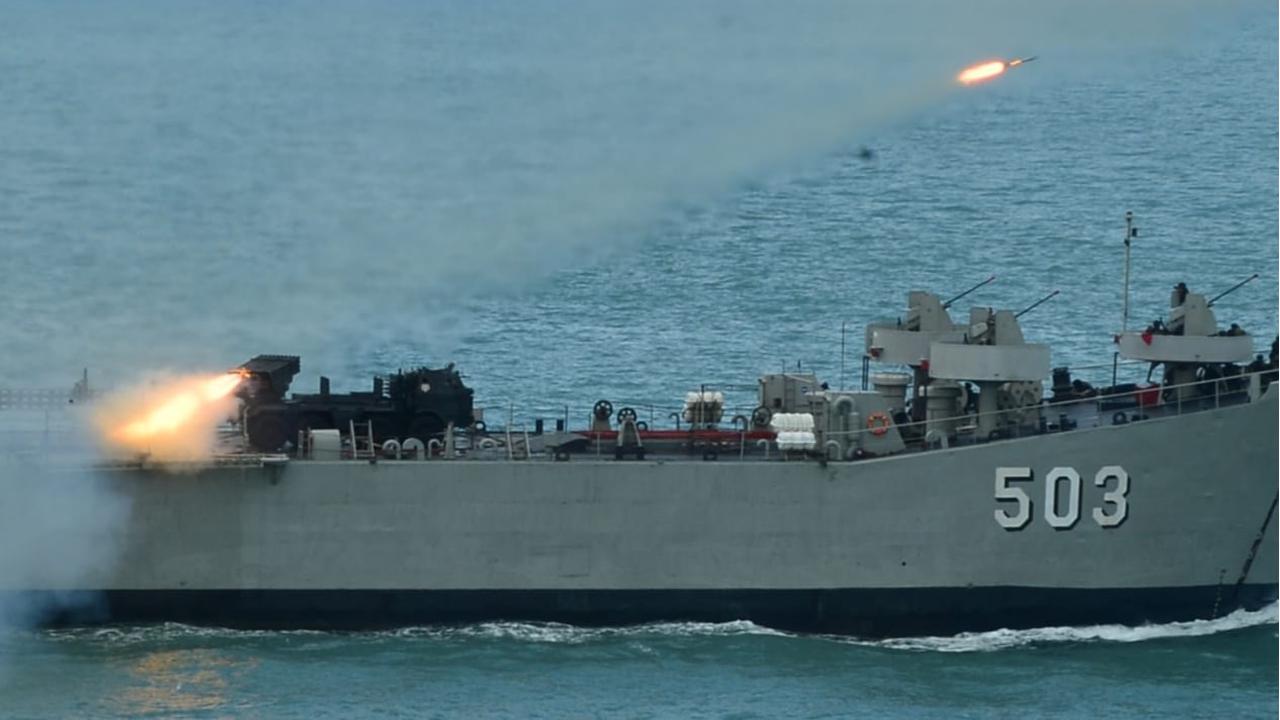 51 Kapal Perang TNI AL Unjuk Kekuatan Tempur di Depan Prabowo