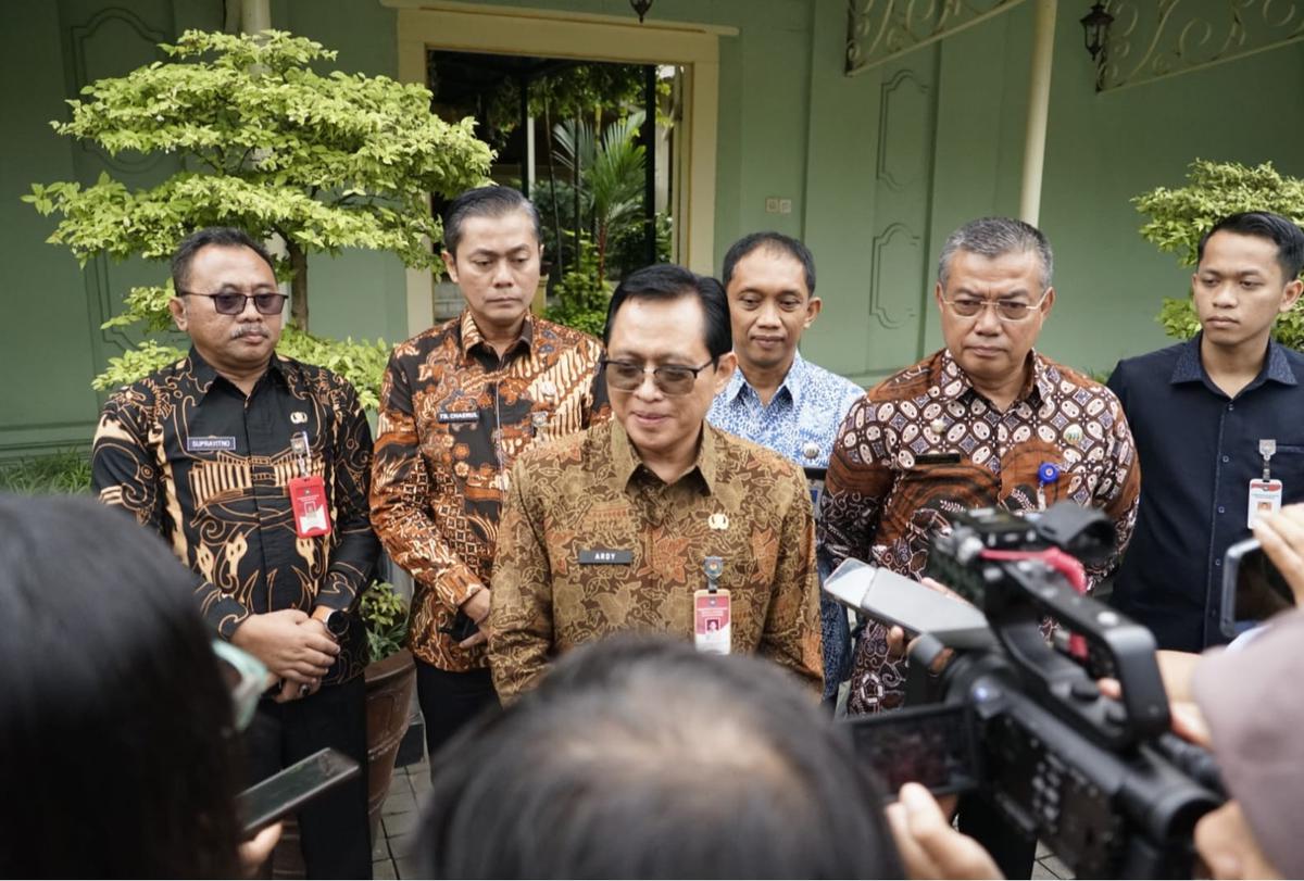 Dirjen Bangda Kemendagri Restuardy Daud bertemu dengan Gubernur DIY Sri Sultan Hamengku Buwono X di Kantor Gubernur DIY